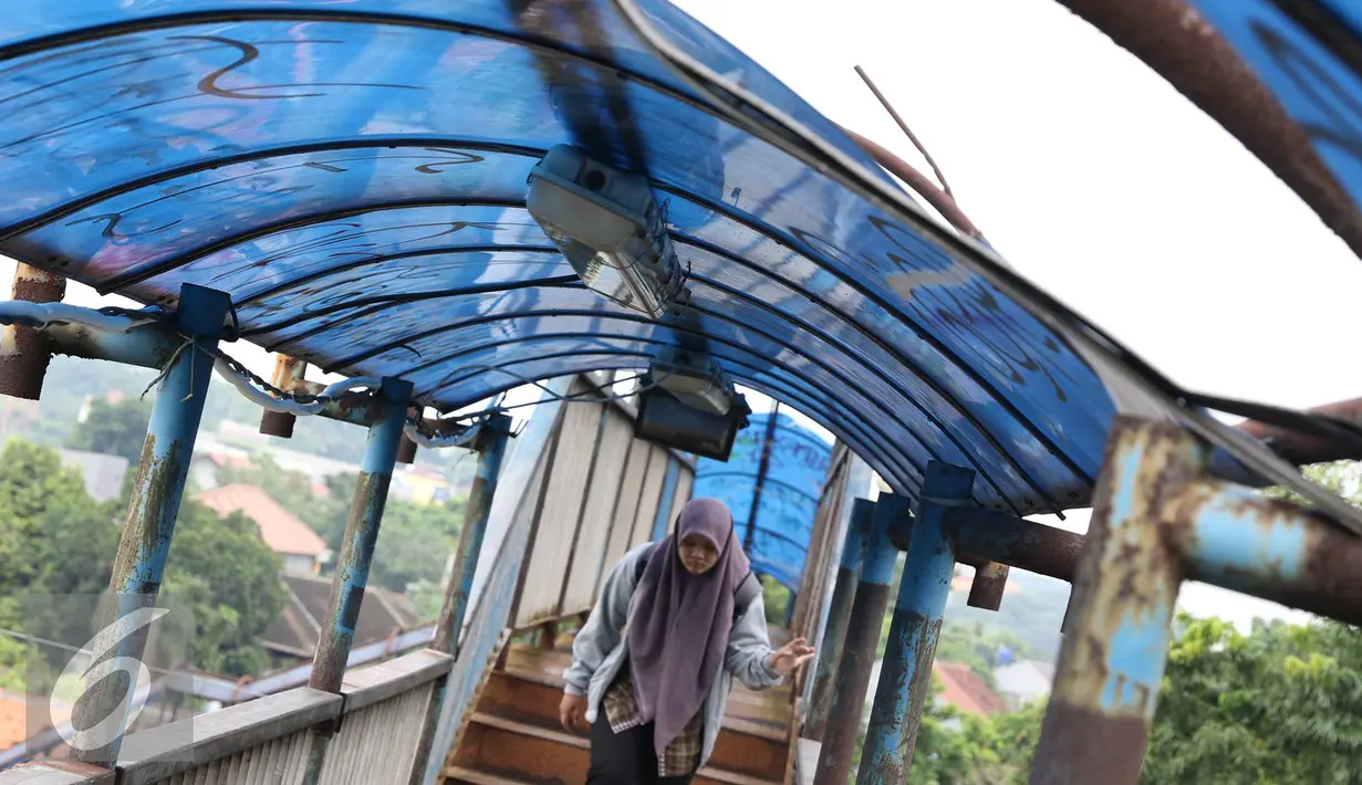 Kondisi JPO dipenuhi coretan dan atap berlubang di kawasan Universitas Indonesia, Depok, Jawa Barat, Selasa (11/10). Sejumlah bagian JPO tersebut juga telah berkarat sehingga membahayakan keselamatan pejalan kaki. (Liputan6.com/Immanuel Antonius)