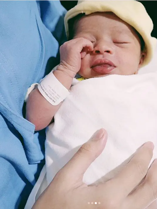 "ini adalah moment paling bersejarah buat aku. Lahirnya manusia kecil yg telah membawa kebahagiaan & perubahan besar dalam hidup aku sm Tommy." tulis perempuan 22 tahun itu. (Instagram/@melodyprima)