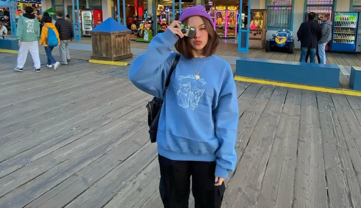 Kenakan hoodie berwarna biru muda dengan kupluk berwarna ungu, penampilan adik Sissy Priscillia ini terlihat colourful. Padu padan pakaian yang dikenakan Vanesha Prescilla ini tentunya bisa jadi inspirasi. (Liputan6.com/IG/@vaneshaass)