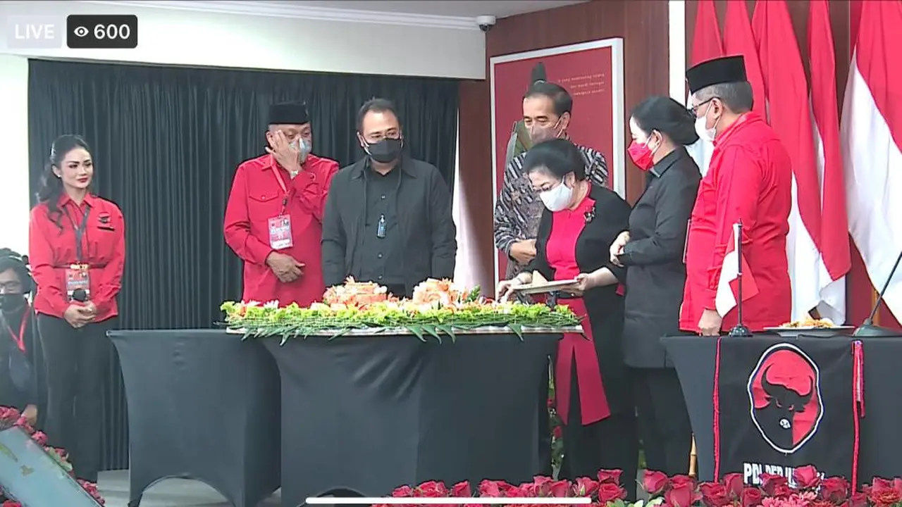 Saat menghadiri acara Rapat Kerja Nasional (Rakernas) PDIP, Jokowi mendapat kejutan oleh Ketua Umum Megawati Soekarnoputri.
