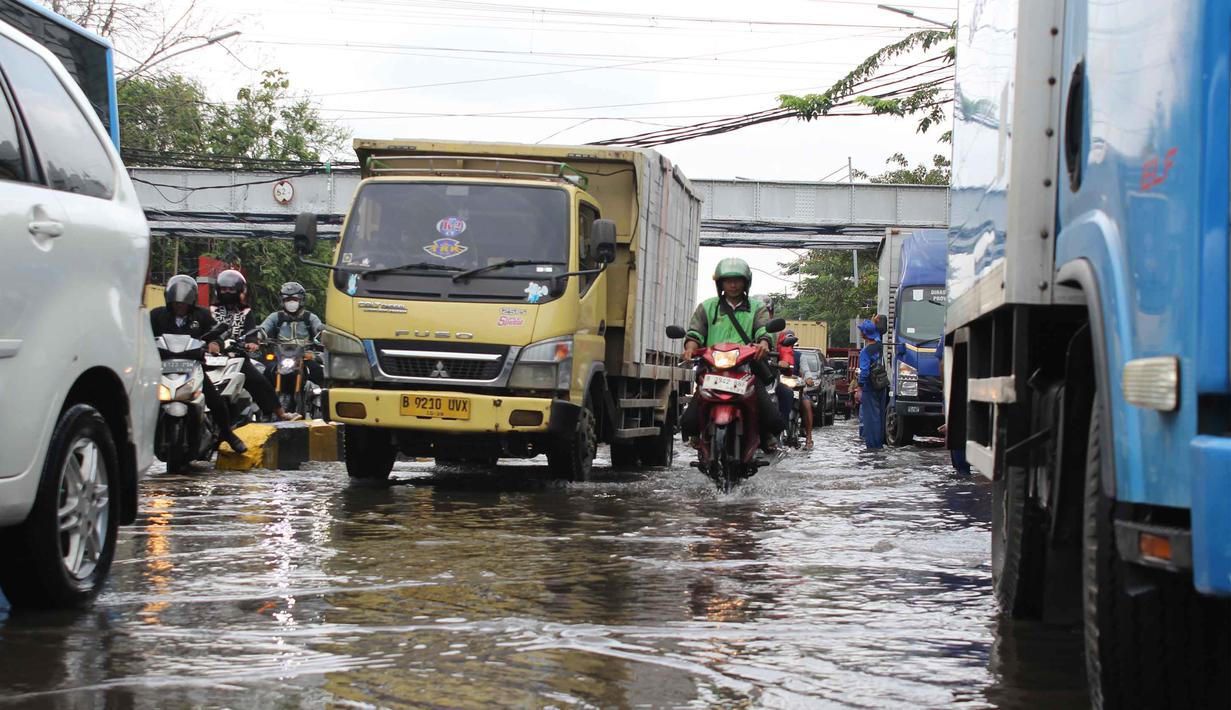 Sebelumnya, pada Selasa (13/1/2026) pagi, kawasan ini sempat tergenang air dengan ketinggian30 cm hingga 40 cm. Tampak dalam foto, pengendara melintasi di Jalan Gunung Sahari Raya atau tepat di depan Mangga Dua Square, Jakarta, Selasa (13/1/2026). (merdeka.com/magang/Rendi Saputra)