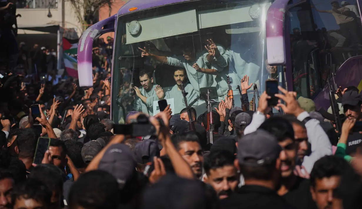 Ratusan tahanan Palestina yang dibebaskan oleh Israel pada Senin (13/10/2025) tiba di Jalur Gaza. (AP Photo/Abdel Kareem Hana)