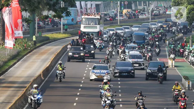 Atlet Peraih Medali Olimpiade Melintas di Jalan Sudirman Jakarta