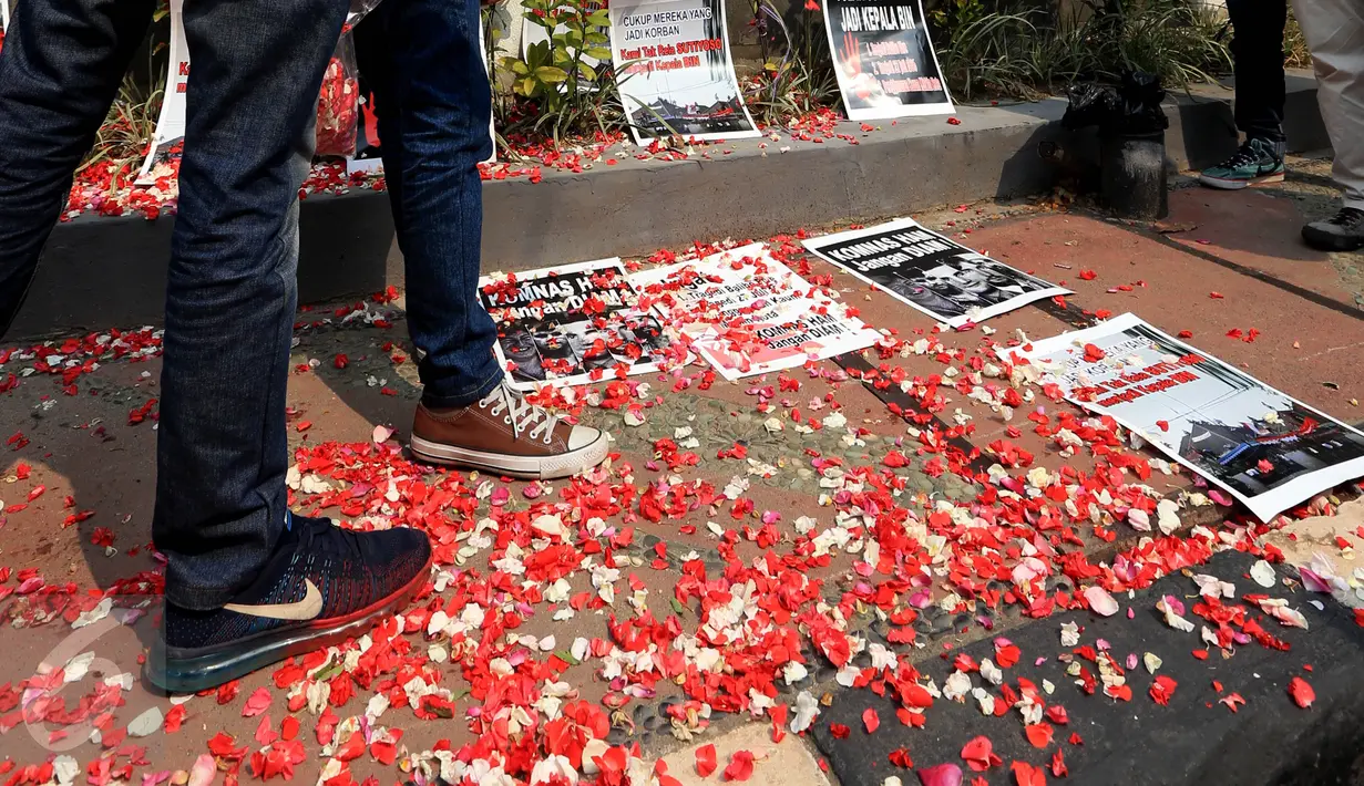 Aksi menolak Sutiyoso sebagai Kepala BIN di depan Gedung DPP PDI-P, Jakarta (22/6/2015). Mereka menolak Sutiyoso karena dianggap terlibat dalam kerusuhan 27 Juli 1996. (Liputan6.com/JohanTallo)
