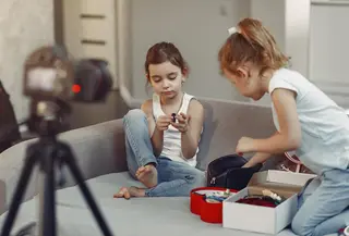 Di era digital seperti sekarang, membagikan momen tumbuh kembang anak di media sosial sudah menjadi hal yang sangat umum. Dari foto pertama saat lahir hingga keseharian yang menggemaskan, semuanya terasa sayang untuk tidak dibagikan. (foto/dok: freepik)