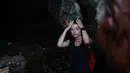 Gulcin Tuncok pemeran Zeynep di serial 'Elif' membasuh wajahnya dengan air suci di Tanah Lot, Bali, Rabu (26/8/2015). (Deki Prayoga/Bintang.com)
