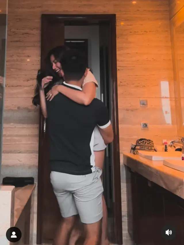 Momen Jessica Mila tunjukan kehamilan pada Yakup Hasibuan. (Foto: Instagram/jscmila)