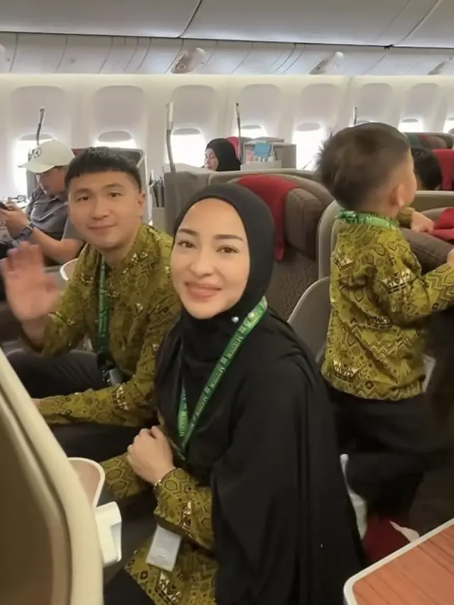 7 Potret Nikita Willy Jalani Umrah Bareng Keluarga Besar, Sosok Baby Izz Menggemaskan