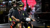 Momen Valentino Rossi membonceng anak didiknya, Marco Bezzecchi yang motornya kehabisan bensin pada latihan bebas MotoGP Austria hari Jumat (19/08/2023). (Twitter/Mooney VR46)