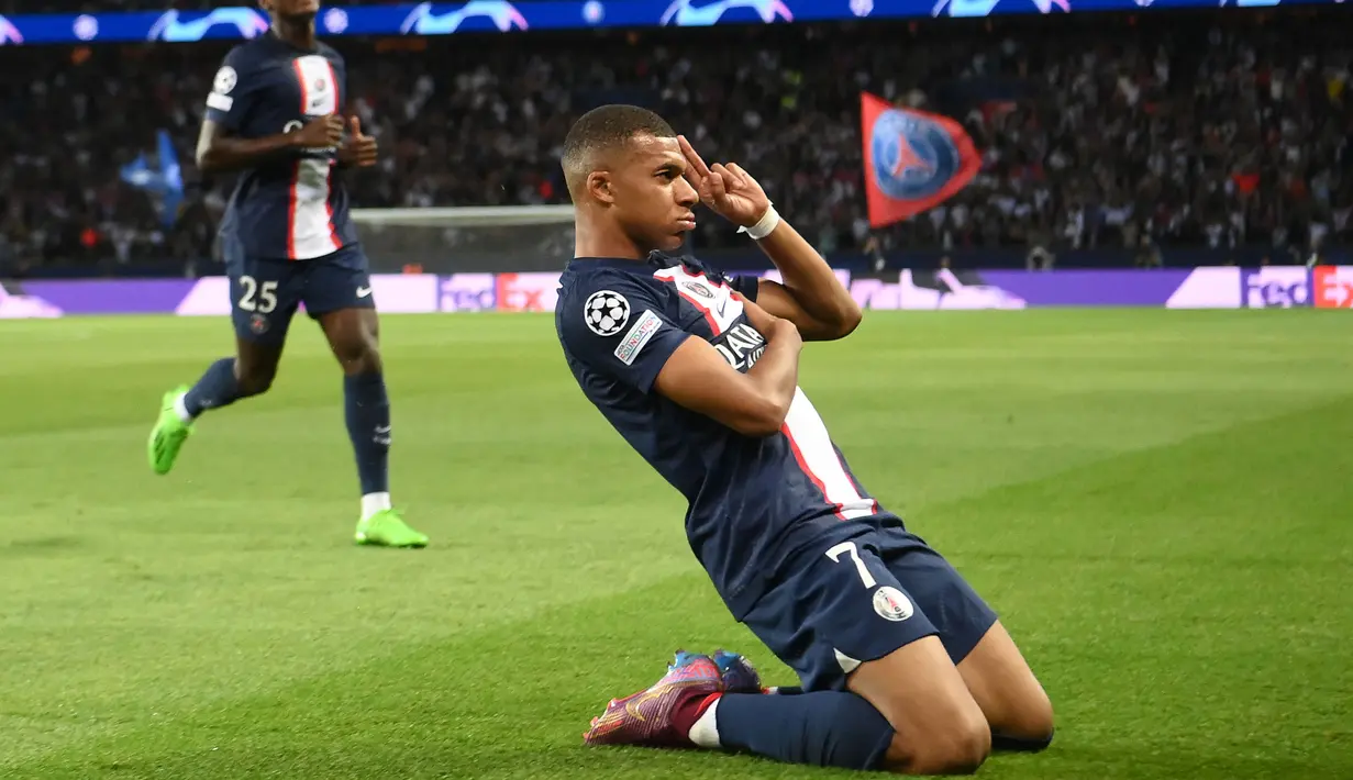 Kylian Mbappe yang kini tengah menjalani musim ke-7 bersama PSG tercatat telah tampil dalam 66 laga di Liga Champions bersama dua klub, AS Monaco dan PSG dengan torehan 43 gol dan 26 assist. Debutnya di Liga Champions terjadi pada musim 2016/2017 bersama AS Monaco yaitu pada matchday kedua Grup E kontra Bayer Leverkusen (27/9/2016). Ia mampu mengoleksi total 40 gol di Liga Champions pada laga ke-59 bersama PSG pada musim 2022/2023. (AFP/Franck Fife)