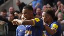 Selebrasi striker Newcastle United, Alexander Isak setelah mencetak gol kedua timnya ke gawang Brentford pada pada laga lanjutan pekan ke-30 Liga Inggris 2022/2023, Sabtu (8/4/2023) di Gtech Community Stadium, London. (AP Photo/Alastair Grant)