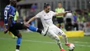 Bek Fiorentina, Martin Caceres berusaha melewati penyerang Inter Milan, Romelu Lukaku pada pertandingan lanjutan Liga Serie A Italia di di stadion San Siro di Milan, Italia, Rabu, (22/7/2020). Inter Milan bermain imbang 0-0 atas Fiorentina. (AP Photo/Luca Bruno)