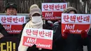 Para pendukung Presiden Korea Selatan yang dimakzulkan, Yoon Suk Yeol, memegang plakat bertuliskan “Tidak Ada Pemakzulan!” di depan Mahkamah Konstitusi di Seoul pada tanggal Selasa 14 Januari 2025. (Jung Yeon-je/AFP)
