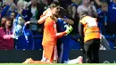 Kiper Chelsea Thibaut Courtois (kiri) dan Cesar Azpilicueta merayakan gelar juara Liga Premier Inggris 2014/2015 di Stamford Bridge, Inggris, (3/5/2015). Hingga pekan ke-35 poin Chelsea tidak terkejar lagi. (Reuters/Dylan Martinez) 