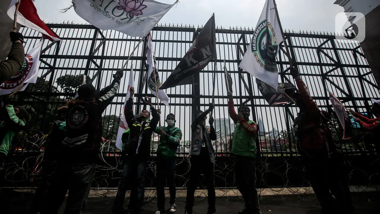 Ratusan Pengemudi Ojek Online Geruduk Gedung DPR