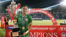 Pemain timnas Thailand U-19 mengangkat piala AFF usai menumbangkan Malaysia 2-0 pada partai final yang berlangsung di Stadion Thuwunna, Myanmar, Minggu (17/9). Thailand keluar sebagai juara Piala AFF U-18 2017. (Liputan6.com/Yoppy Renato)