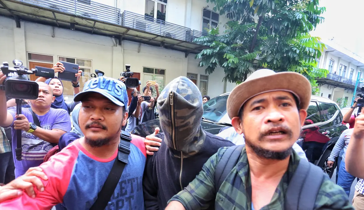 Axel Matthew di tahan di Polda Metro Jaya. Hal itu diungkapkan oleh Kabid Humas Polda Metro Jaya, Kombes Pol Argo Yuwono di Direktorat Narkotika Polda Metro Jaya. Axel di Polda mengenakan penutup hingga rapat menutupi wajahnya. (Adrian Putra/Bintang.com)