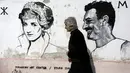 Mural yang menggambarkan wajah pemimpin Polandia Wojciech Jaruzelski bersama pemimpin Rusia Mikhail Gorbachev dan pemimpin Inggris Margaret Thatcher di dinding rumah warga di desa Staro Zhelezare, Bulgaria, Kamis (27/7). (AP Photo/Valentina Petrova)