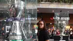 Mantan Pemain Juventus, Edgar Davids melihat koleksi trofi milik Juventus yang dipamerkan dalam kegiatan Juventus Village di Lippo Mall Kemang, Jakarta, Jumat (27/1/2023). (Bola.com/Ikhwan Yanuar)