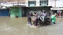 Ketinggian air menyebabkan kendaraan baik roda empat maupun roda dua tidak dapat melintas. (Liputan6.com/Angga Yuniar)