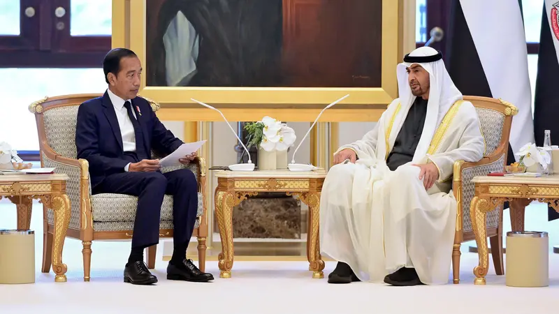 Presiden Joko Widodo (Jokowi) melakukan pertemuan bilateral dengan Presiden Uni Emirat Arab (UEA) Mohamed bin Zayed Al Nahyan (MBZ) di Qasr Al Watan, Abu Dhabi, Rabu (17/7/2024). (Foto: Muchlis Jr - Biro Pers Sekretariat Presiden)