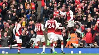 Striker Arsenal, Danny Welbeck, merayakan gol yang dicetaknya ke gawang Southampton pada laga Premier League di Stadion Emirates, London, Minggu (8/4/2018). Arsenal menang 3-2 atas Southampton. (AFP/Glyn Kirk)