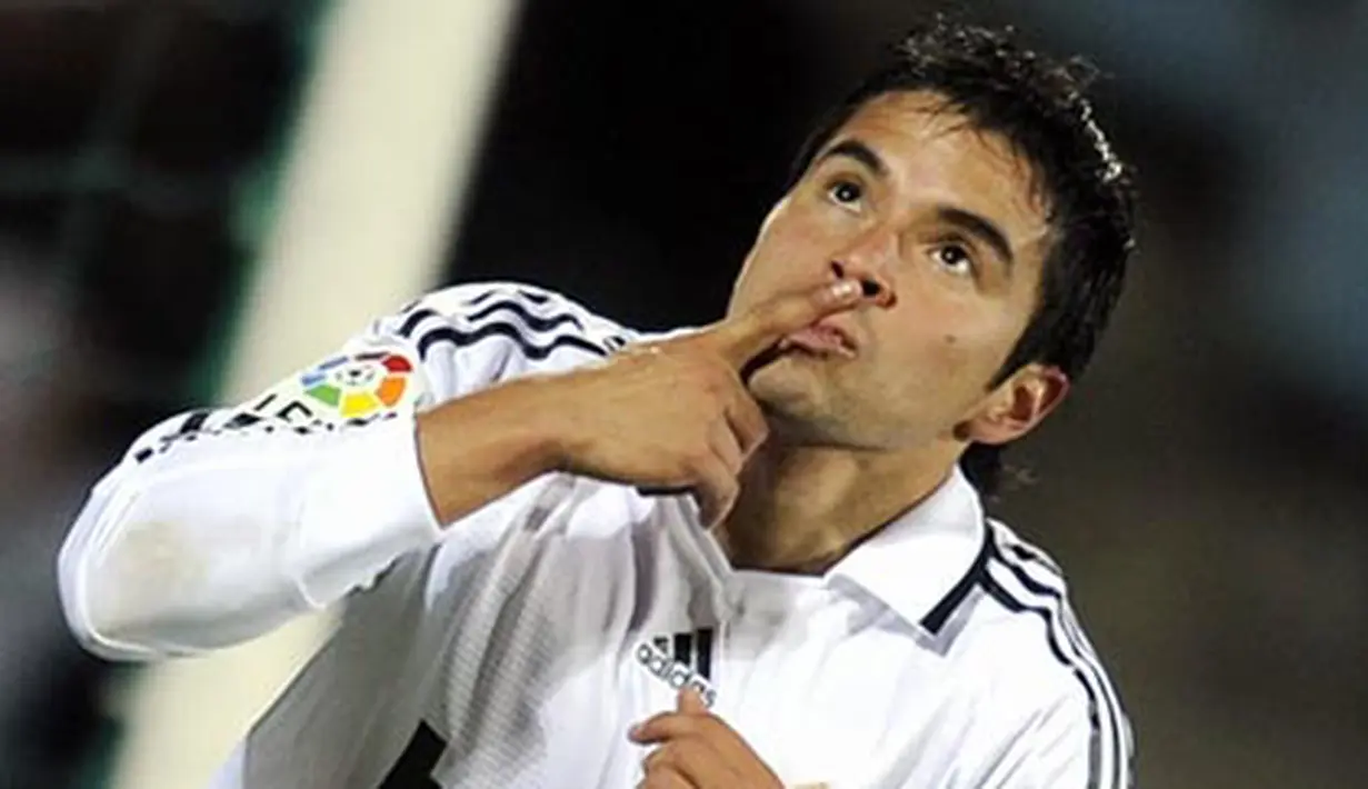 Real Madrid’s Javier Saviola celebrates a goal against Getafe during a Spanish league match at the Alfonso Perez Coliseum, November 29, 2008 in Getafe, near Madrid. AFP PHOTO/Pedro ARMESTRE
