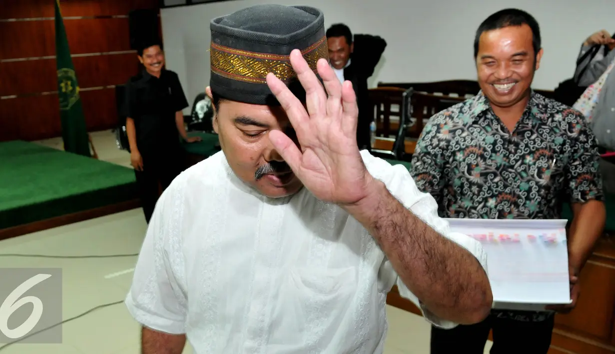 Panitera PTUN Medan, Syamsir Yusfan menjalani sidang perdana di Pengadilan Tipikor, Jakarta, Kamis (10/9/2015). Syamsir menjadi tersangka dugaan suap yang melibatkan Gubernur Sumatra Utara Gatot dan Pengacara OC Kaligis. (Liputan6.com/Andrian M Tunay)