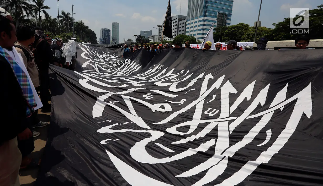 Ormas Islam membentangkan bendera saat menggelar aksi unjuk rasa di depan Gedung DPR, Jalan Gatot Subroto, Jakarta, Selasa (24/10). Aksi tolak Perppu No 2 tahun 2017 tentang Ormas tersebut digalang oleh sejumlah ormas. (Liputan6.com/JohanTallo)