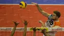 Pevoli Jakarta BNI Taplus, Jose Da Silveira, melakukan smash saat melawan Surabaya Samator pada laga final Proliga 2016. Surabaya Samator menaklukkan Jakarta BNI Taplus dengan skor 3-0 (25-18, 25-22, 25-22). (Bola.com/Vitalis Yogi Trisna)