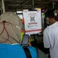 Calon penumpang KRL memindai kode batang melalui aplikasi PeduliLindungi di Stasiun Manggarai, Jakarta, Selasa (7/9/2021). PT KAI Commuter melakukan uji coba penggunaan aplikasi PeduliLindungi bagi pengguna KRL di 11 stasiun, diantaranya Stasiun Serpong dan Jurangmangu. (Liputan6.com/Faizal Fanani)
