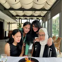 Akur Walaupun Beda Agama, Ini 6 Potret Kebersamaan Sandy Harun dan Donna Harun. (Foto: instagram.com @sandyharunn)