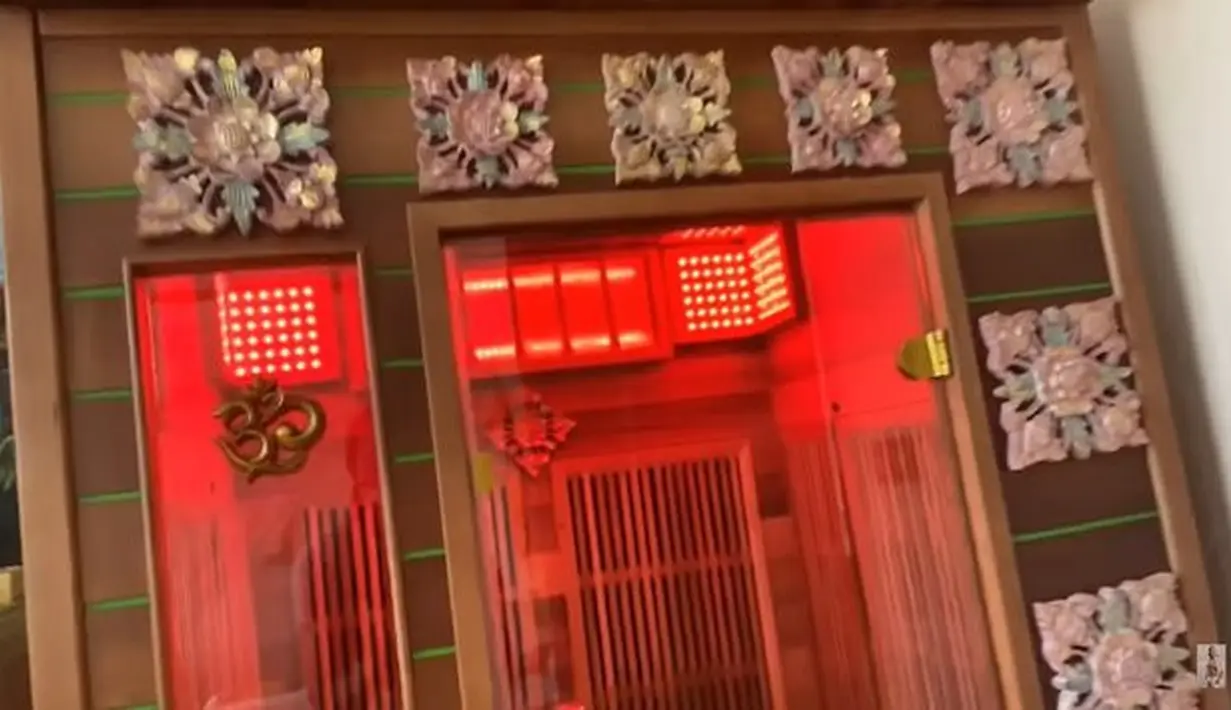 <p>Yang paling unik adalah sauda pribadi milik Ade Rai. Ia kerap menggunakan sauna setelah melakukan aktivitas berat. [Foto: youtube.com/Dunia Ade Rai]</p>