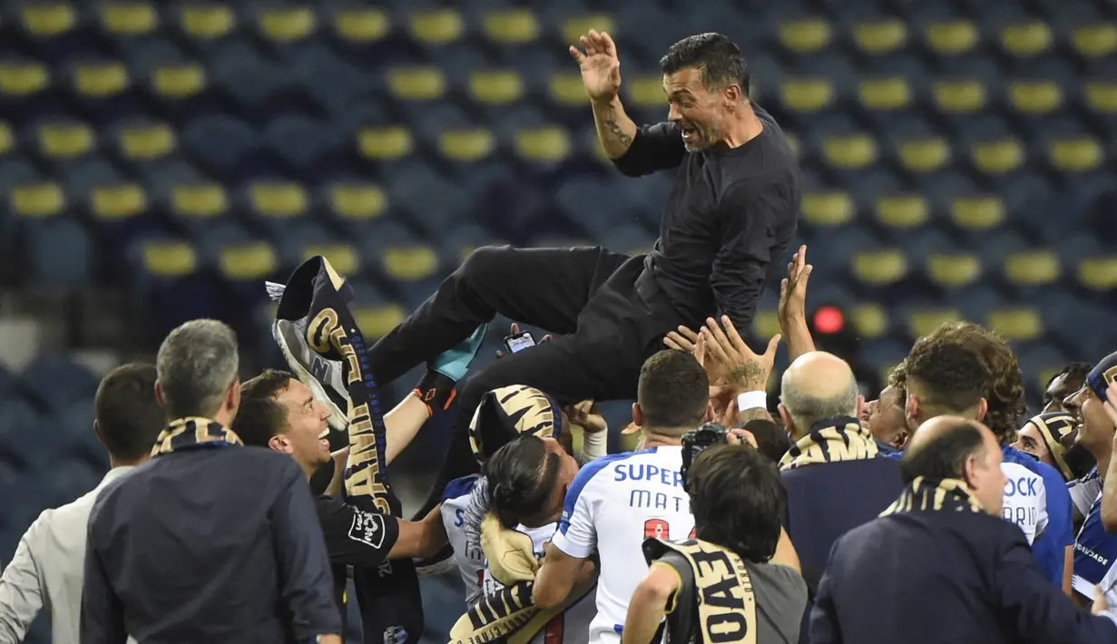 Mantan pemain yang telah malang melintang di klub papan atas Serie A ini pernah dilatih oleh Jose Mourinho saat berseragam FC Porto pada tahun 2004. (Foto:AFP/Miguel Riopa)