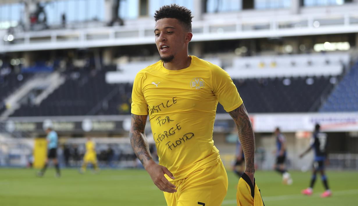 Pemain Borussia Dortmund, Jadon Sancho, menunjukan tulisan rasa simpati untuk mendiang George Floyd saat melawan SC Paderborn 07 pada laga Bundesliga di Stadion Benteler, Minggu (31/5/2020). Borussia Dortmund menang dengan skor 6-1 SC Paderborn 07. (AP/Lars Baron)
