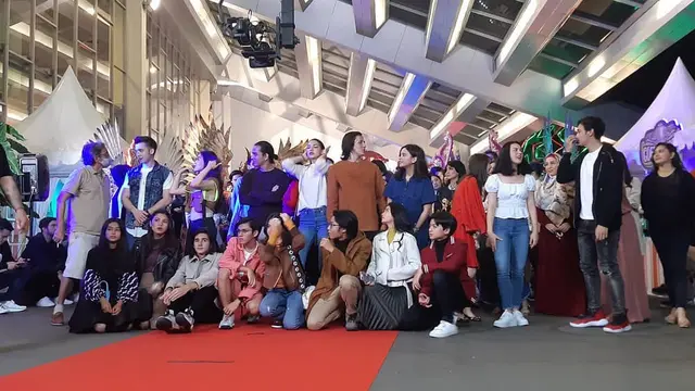 6 Potret Kebersamaan Artis Sinemart di Balik Layar Sinetron, Kompak