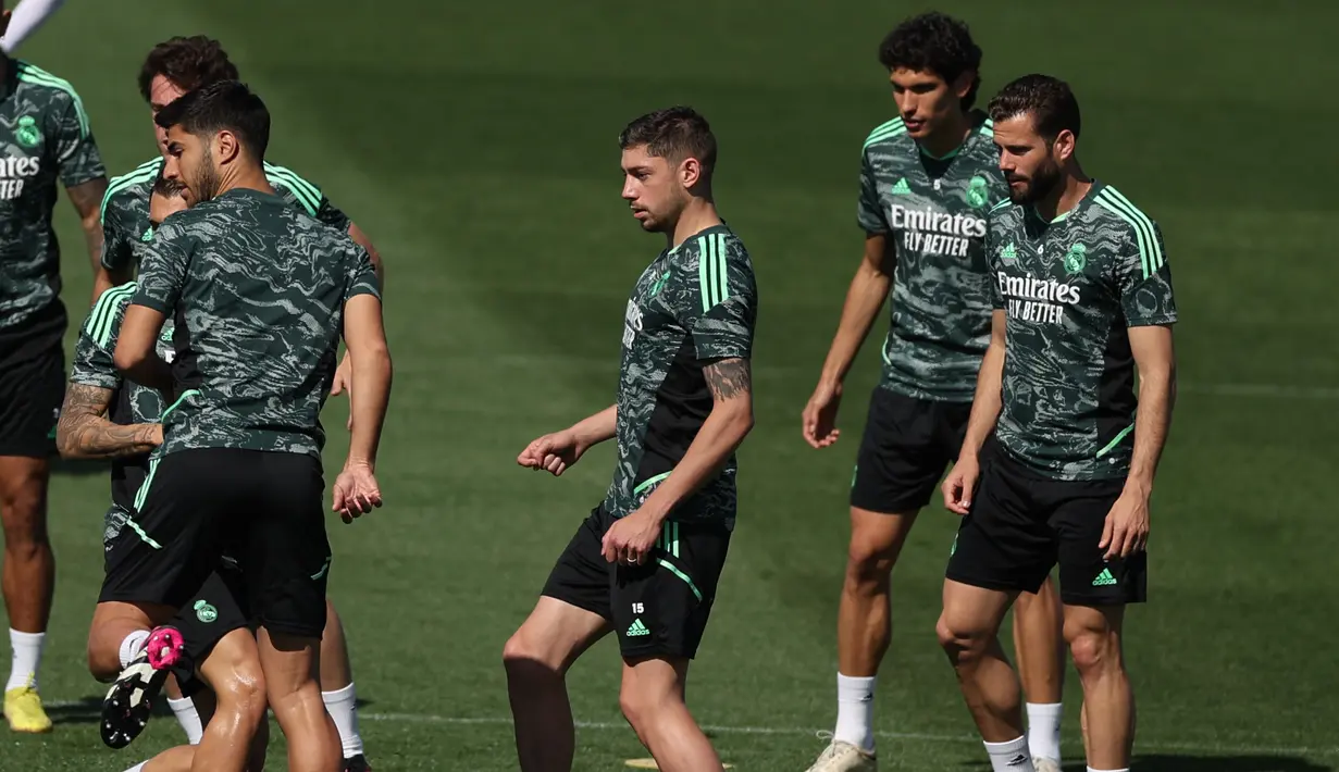 Duel Real Madrid vs Chelsea diprediksi akan berjalan alot. Kedua tim sama-sama memiliki kualitas pemain luar biasa. (Photo by PIERRE-PHILIPPE MARCOU / AFP)
