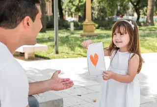 Anak yang merasa aman cenderung lebih percaya diri, mampu mengelola emosi, serta berani mencoba hal baru tanpa rasa takut berlebihan. Sebaliknya, kurangnya rasa aman dapat membuat anak mudah cemas, menarik diri, dan ragu mengekspresikan perasaannya. (foto/dok: freepik)