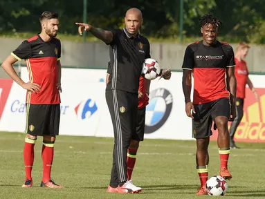  Asisten pelatih Belgia, Thierry Henry (2kanan) memberikan arahan kepada para Romelu Lukaku dkk. pada sesi latihan sebelum melawan Spanyol di Neerpede, (29/8/2016). (AFP/John Thys)