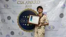 Head of Protokol and Public Affairs Irnawati W Kahardja yang mewakili PT Surya Citra Media Tbk menunjukkan piagam penghargaan CSA Award 2019 di Jakarta, Kamis (18/7/2019). SCM mendapat penghargaan CSA Award 2019 katagori growth stock. (Liputan6.com/Angga Yuniar)
