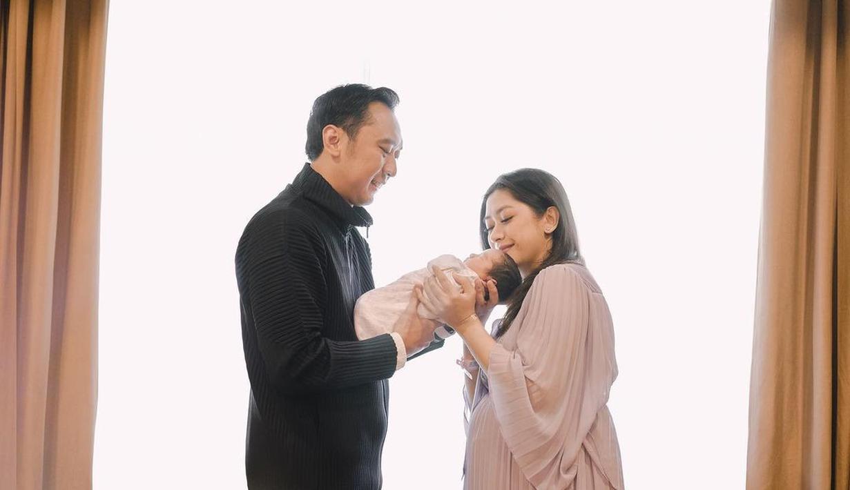 Aliya Rajasa dan Ibas Yudhoyono memandang malaikat kecil mereka dengan kasih sayang.  (Foto: Instagram/ ruby_26)