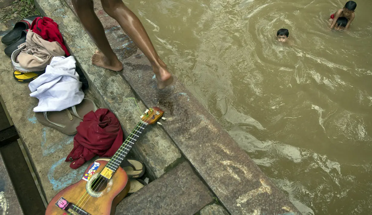 Ruang publik yang nyaman dan layak bagi anak-anak di Jakarta masih terbilang sangat kurang. Tampak, beberapa anak bermain di pinggir Sungai Kalimalang, Jakarta, (23/7/2014). (ANTARA FOTO/Rosa Panggabean)