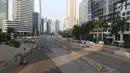 Suasana lengang di Jalan Sudirman, Jakarta, Minggu (17/6). Hari Bebas Kendaraan Bermotor (HBKB) atau Car Free Day (CFD) ditiadakan tanggal 10, 17, 24 Juni 2018. (Liputan6.com/Arya Manggala)