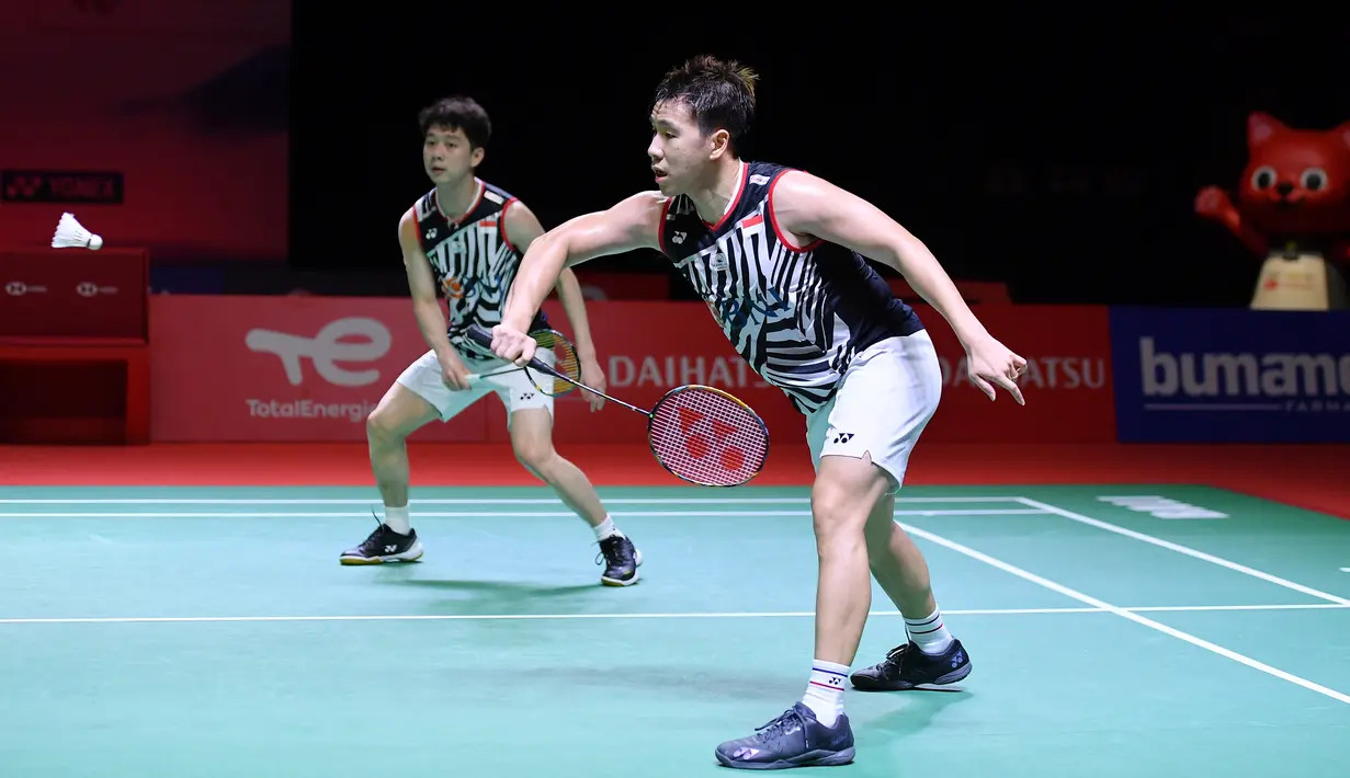 Pasangan ganda putra Indonesia Kevin Sanjaya Sukamuljo (kiri) dan Marcus Fernaldi Gideon (kanan) saat melawan pasangan ganda putra Malaysia Ong Yew Sin dan Teo Ee Yi pada babak semifinal bulu tangkis Indonesia Masters 2021 di Nusa Dua, Bali, Sabtu (20/11/2021). (Liputan6.com/HUMAS PP PBSI)