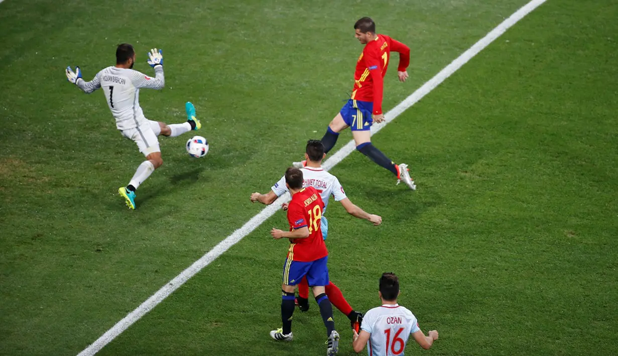 Pemain Spanyol, Alvaro Morata, saat mencetak gol ketiga Spanyol ke gawang Turki pada laga Grup D Piala Eropa 2016 di Allianz Riviera, Nice, Sabtu (18/6/2016) dini hari WIB. (Reuters/Eric Gaillard)