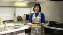 Pemenang kontes resep makanan Desa Olimpiade Tokyo 2020 Yoko Nishimura memegang hidangannya di Tokyo, Jepang, 12 Juli 2021. Desa Olimpiade Tokyo 2020 jadi kesempatan atlet untuk mencicipi masakan Jepang yang terkenal. (KAZUHIRO NOGI/AFP)