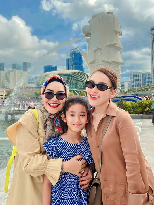 Keluarga Ayu Ting Ting saat ini tengah menikmati liburan di Singapura. [Instagram @ayutingting92]