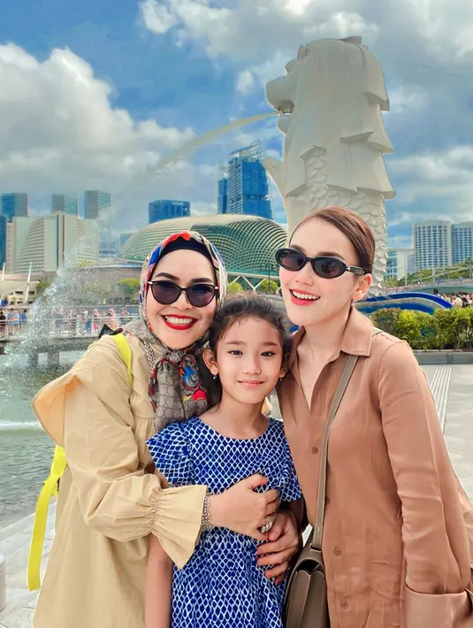 Keluarga Ayu Ting Ting saat ini tengah menikmati liburan di Singapura. [Instagram @ayutingting92]