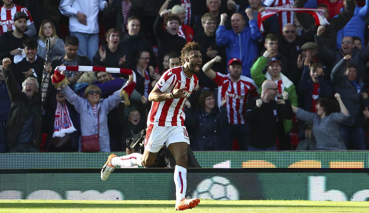 7. Tren kemenangan Manchester United harus terhenti saat ditahan imbang tuan rumah, Stoke City. Eric Maxim Choupo-Moting menjadi tokoh utama keberhasilan Stoke menahan MU berkat dua gol yang dicetaknya. (AFP/Geoff Caddick)