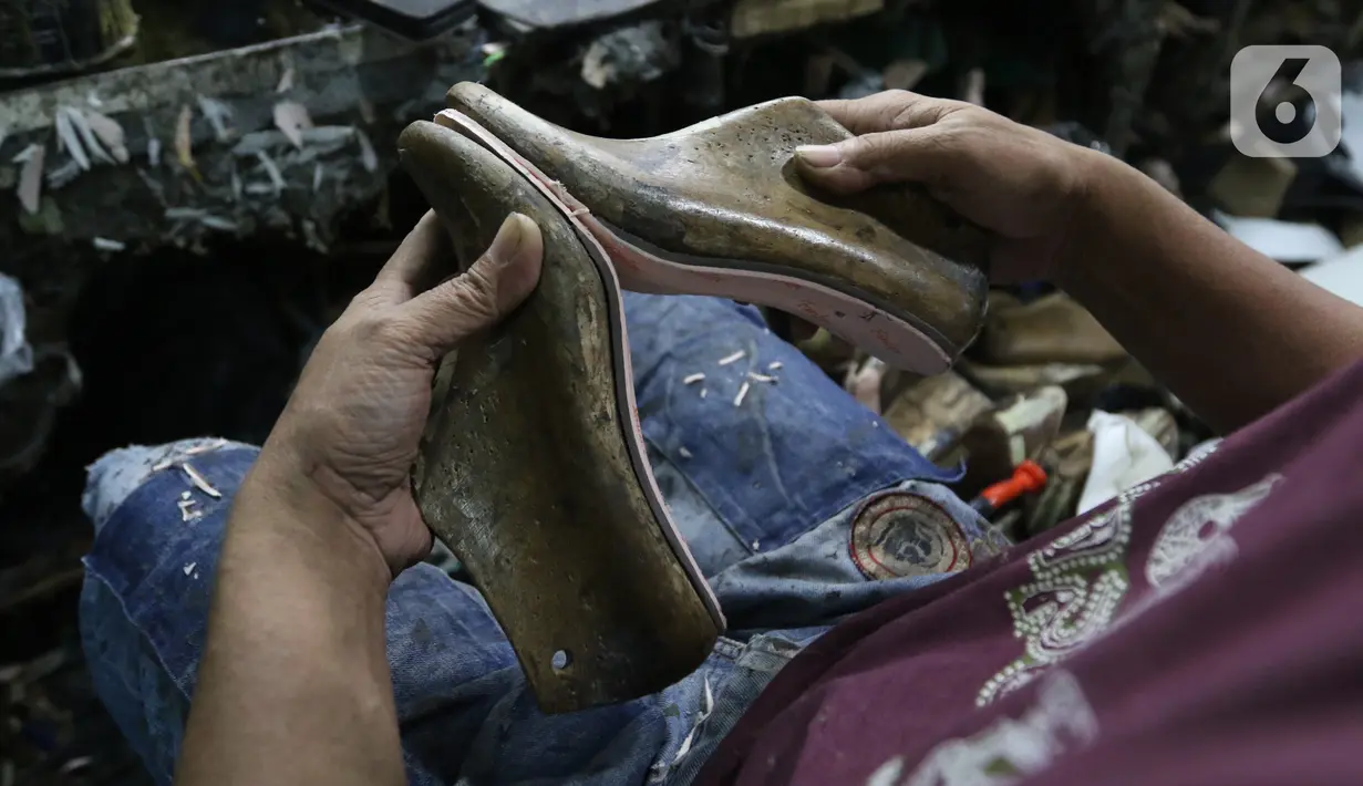 Seorang perajin menyelesaikan pembuatan sepatu di Jakarta, Jumat (17/1/2020). Perbaikan harga komoditas akan mendorong daya beli yang pada akhirnya meningkatkan kebutuhan barang modal pelaku usaha. (Liputan6.com/Angga Yuniar)